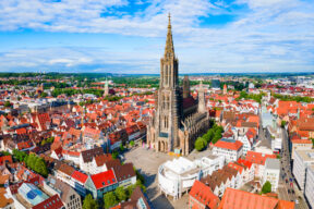 Vista aérea de Ulm Minster, uno de los campanarios más altos de Europa