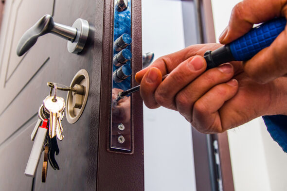 Cambiar la cerradura de la puerta de un piso de alquiler: guía legal y consejos