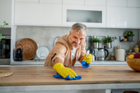 una persona limpia la cocina