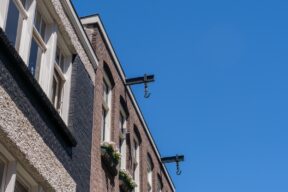 Por qué las casas de Ámsterdam tienen un gancho en la parte superior