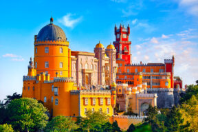 Adéntrate en la historia del colorido Palacio da pena en Sintra
