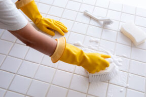 Cómo blanquear un plato de ducha amarillento