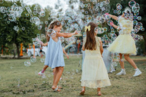 Cómo quitar las manchas de pompas de jabón de la ropa