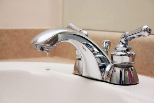 Qué hacer si el grifo gotea y pierde agua
