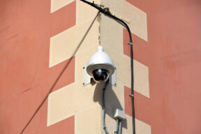 Es legal poner un cartel de cámara de seguridad sin tenerla instalada