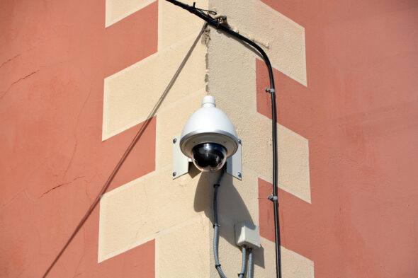 Es legal poner un cartel de cámara de seguridad sin tenerla instalada