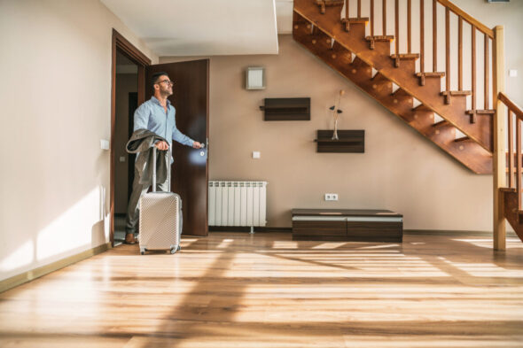 Mal olor en casa al volver de vacaciones: por qué ocurre y qué hacer