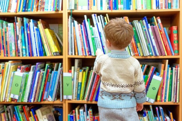 Cómo organizar los libros de texto y otros materiales escolares en casa