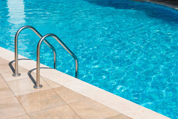 Se puede poner una piscina en un patio comunitario