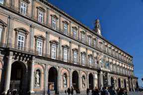 ¿Qué se puede ver en el Palacio Real de Nápoles? La historia