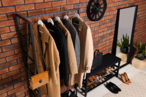 Dónde colocar las chaquetas y abrigos de los invitados en la entrada