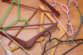 Cómo reciclar perchas con manualidades