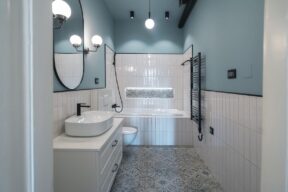 Cómo y por qué colocar los azulejos solo hasta la mitad de la pared en el baño