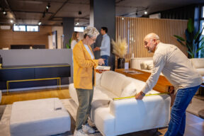 dos personas misuran el sofà