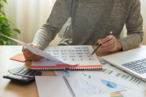 una persona controla el calendario