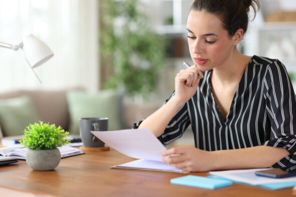 una persona lee un documento