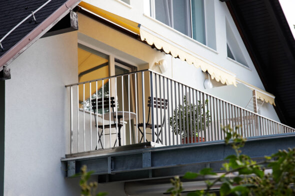 ¿Cómo decorar un balcón largo y estrecho?