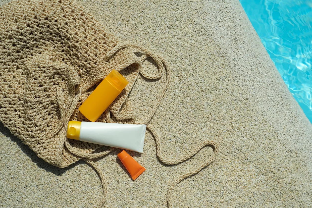 Cómo eliminar las manchas de crema solar de la ropa y los bañadores