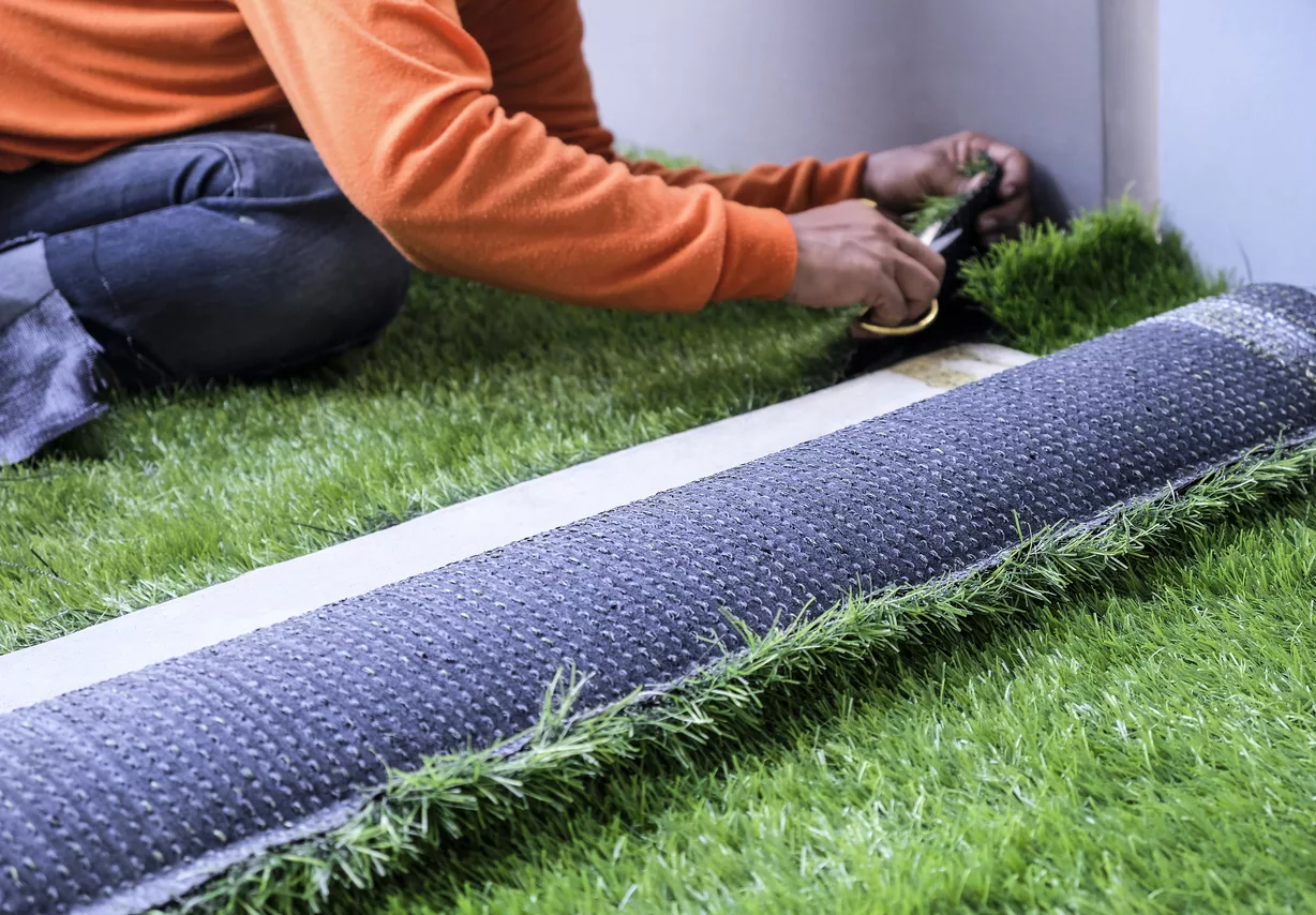 Cómo limpiar el césped artificial de una terraza o un jardín